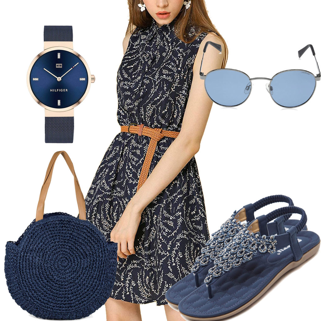 Blaues Sommer-Damenoutfit mit Sandalen und Brille