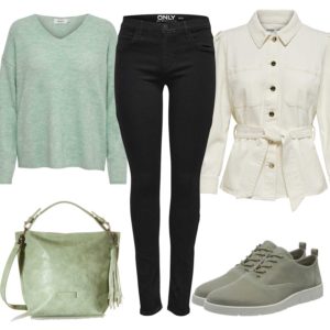 Beige-Grünes Frauenoutfit mit Pullover und Sneakern