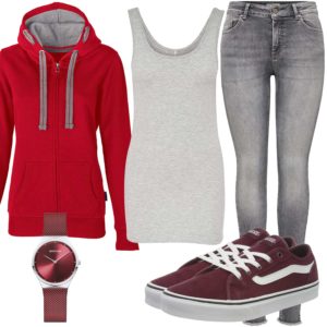 Grau-Rotes Frauenoutfit mit Hoodie und Vans Sneakern